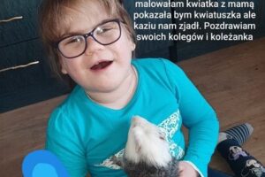 Wychowanka pozuje w niebieskiej bluzce z okazji dnia autyzmu