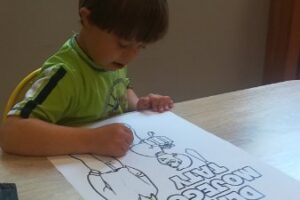 Wychowanek przygotowuje rysunek na dzień taty