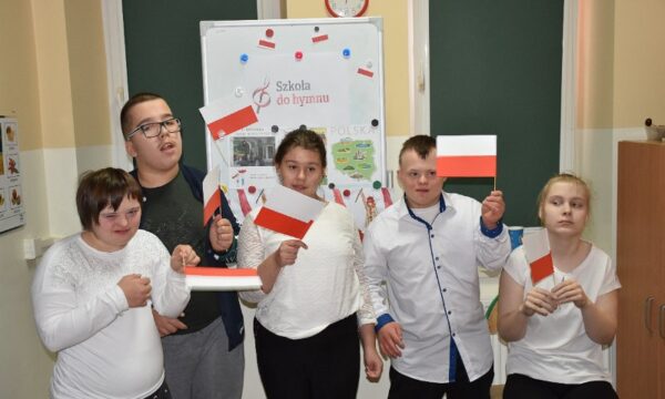 Na zdjęciu widocznych jest 5 wychowanków. Trzymają w rękach flagę polski.