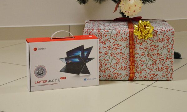 Zdjęcie przedstawia prezenty w postaci laptopów.