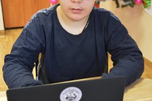 Zdjęcie przedstawia wychowankę z laptopem.