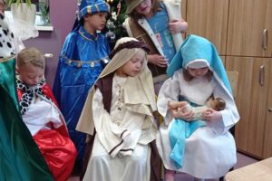 Zdjęcie przedstawia 5 dzieci przebranych za Maryję, Józefa, Mędrców, Pasterza.