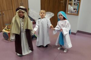 Zdjęcie przedstawia troje dzieci przebranych za Józefa, Maryję i Anioła.