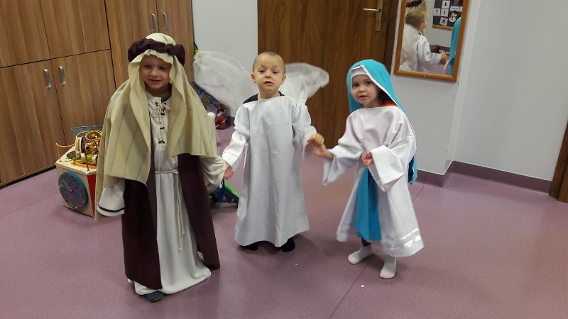 Zdjęcie przedstawia troje dzieci przebranych za Józefa, Maryję i Anioła.
