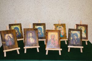 Na zdjęciu widocznych jest osiem obrazów świętych, ręcznie malowanych na drewnie.