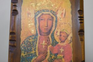 Na zdjęciu widocznych jest obraz świętej Matki Boskiej z Dzieciątkiem Jezus, ręcznie malowany na drewnie.
