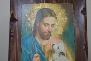 Na zdjęciu widocznych jest obraz Jezusa, ręcznie malowany na drewnie.
