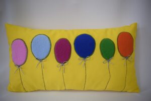 Na zdjęciu widoczna jest poduszka z balonami.