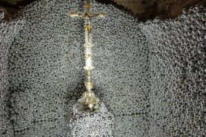 Na zdjęciu widać srebrną grotę z krzyżem w Podziemnym Olkuszu.