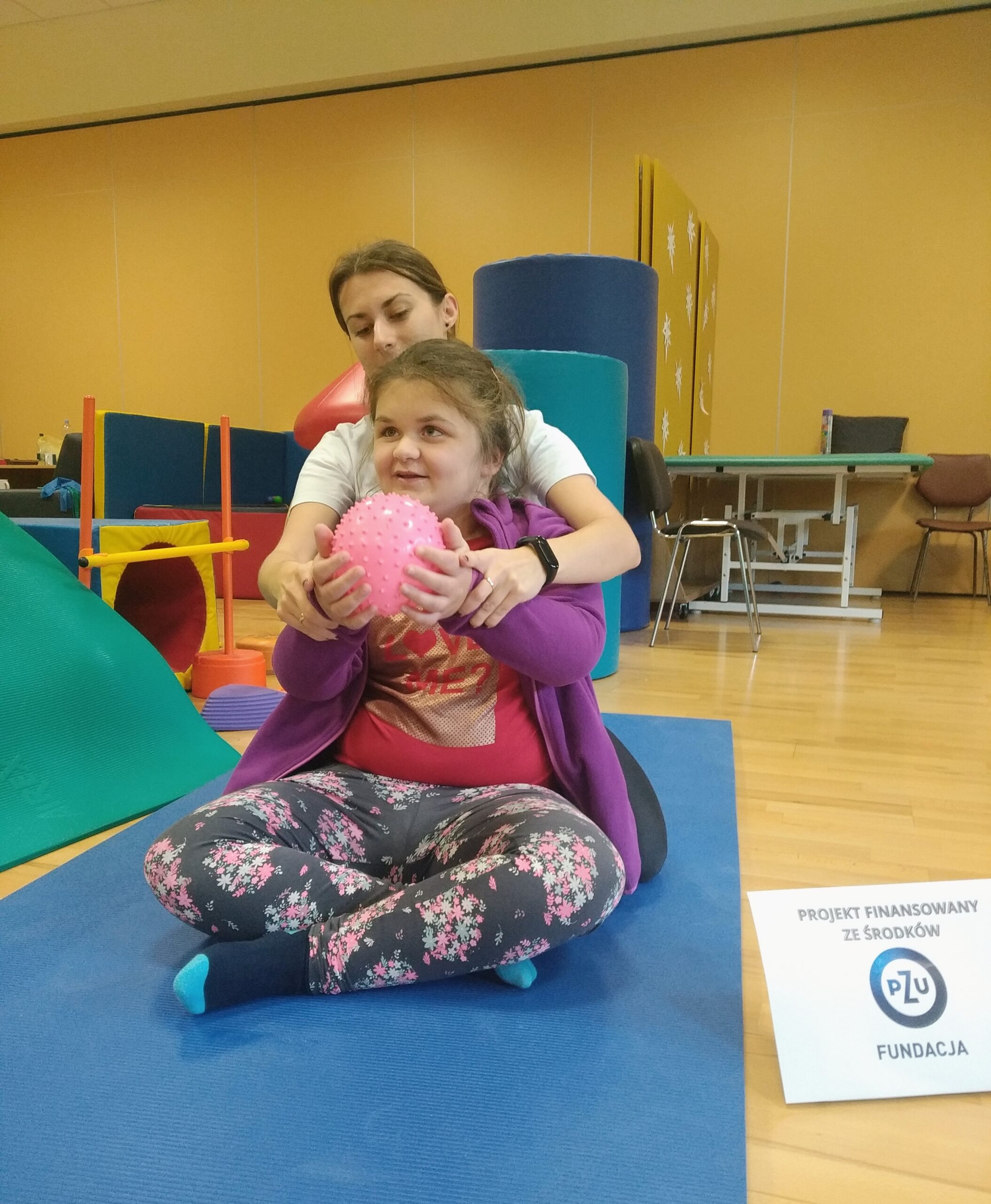Na zdjęciu wychowanka ćwiczy z fizjoterapeutą w ramach projektu z Fundacji PZU