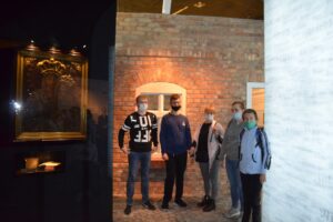 Na zdjęciu znajduje się 5 osób. 3 kobiety i 2 mężczyźni. Stoją w jednym z pomieszczeń Muzeum Śląskiego w Katowicach. Na pierwszym planie, po lewej stronie widoczny jest obraz Matki Boskiej w Dzieciątkiem Jezus.