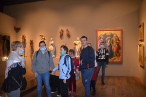 Na zdjęciu znajduje się 7 osób. Przebywają w jednym z pomieszczeń Muzeum Śląskiego w Katowicach.
