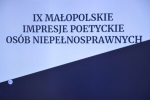 Na zdjęci widoczna jest grafika, na której napisane jest: "IX Małopolskie Impresje Poetyckie Osób Niepełnosprawnych".