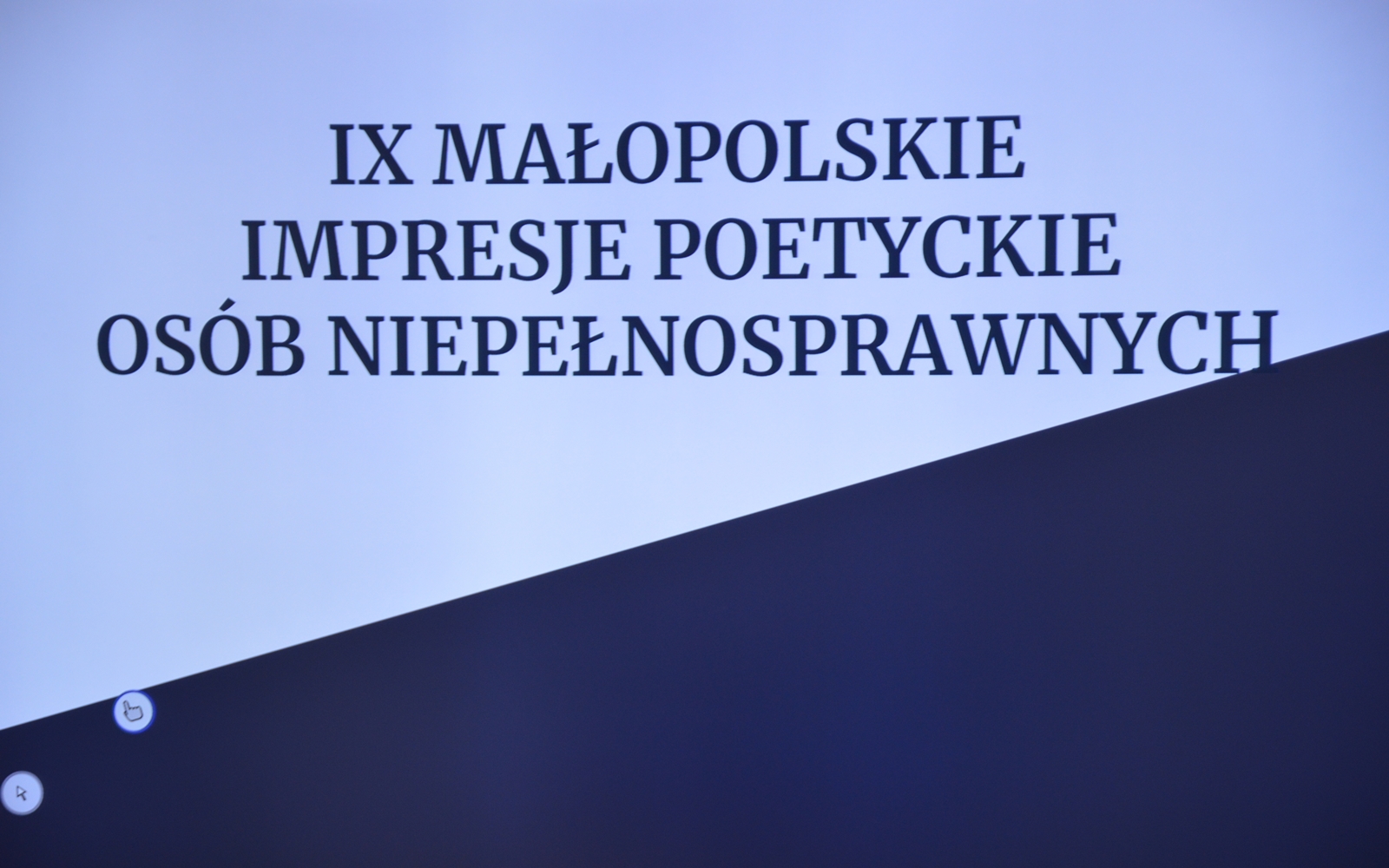 Na zdjęci widoczna jest grafika, na której napisane jest: "IX Małopolskie Impresje Poetyckie Osób Niepełnosprawnych".