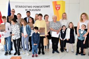 Na zdjęciu widocznych jest 17 osób. Są to uczestnicy konkursu fotograficznego, nauczyciele oraz starostwa olkuski Bogumił Sobczyk.