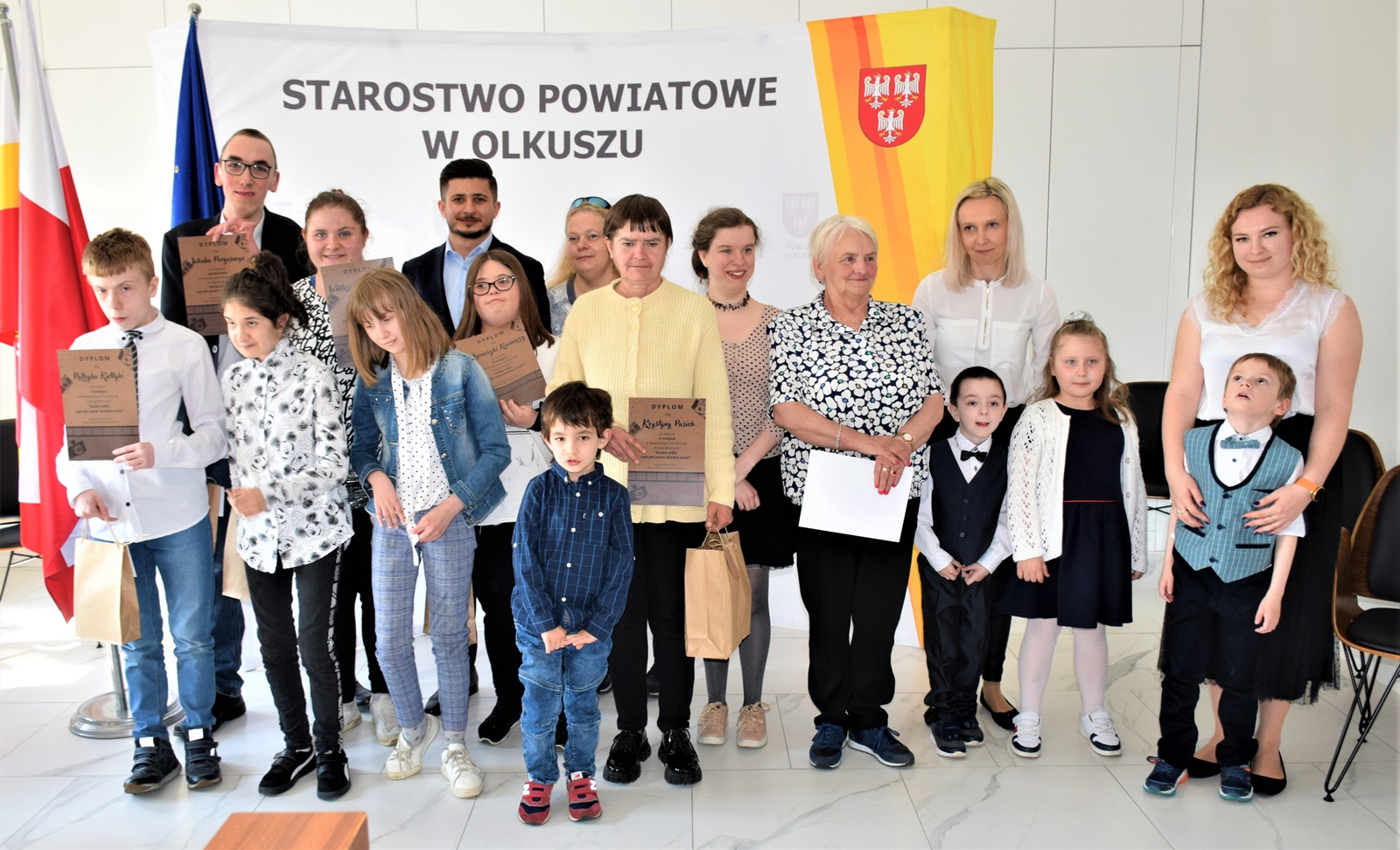 Na zdjęciu widocznych jest 17 osób. Są to uczestnicy konkursu fotograficznego, nauczyciele oraz starostwa olkuski Bogumił Sobczyk.